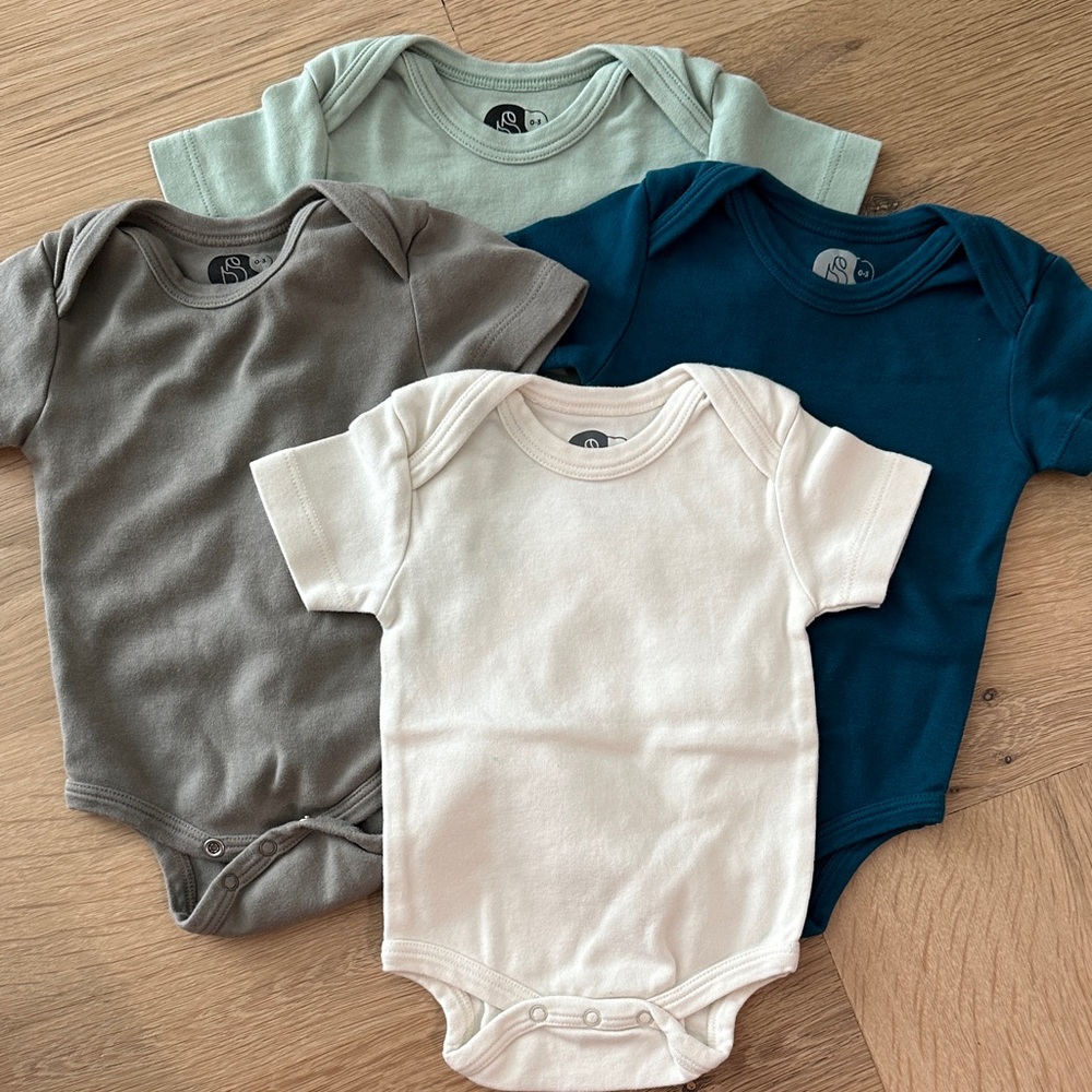 4 organic cotton 0-3 mo onesies